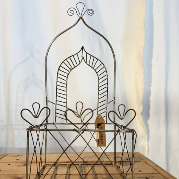 Wandkorb mit Verzierungen