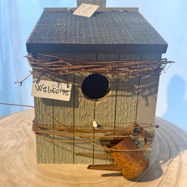 Rustikales Vogelhäuschen im Shabby-Chic-Stil