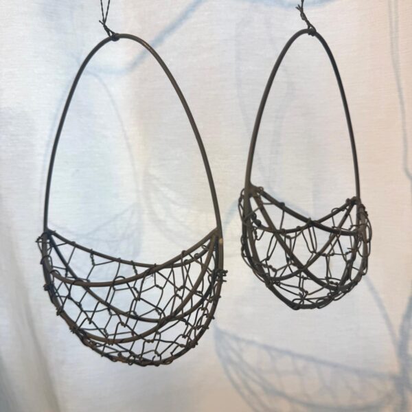 Rustikaler Hängekorb, grauer Drahtlook, Rost-Look für authentisches Werkstatt-Flair, Gr. S-M