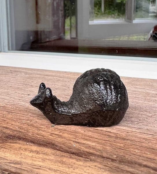 Kleine Mini-Schnecke, Gusseisen, rostfarben